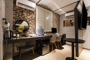 Escritorio, espacio para trabajar con laptop y wifi gratis