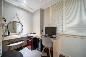 標準雙人房 | 書桌、手提電腦工作空間、免費 Wi-Fi