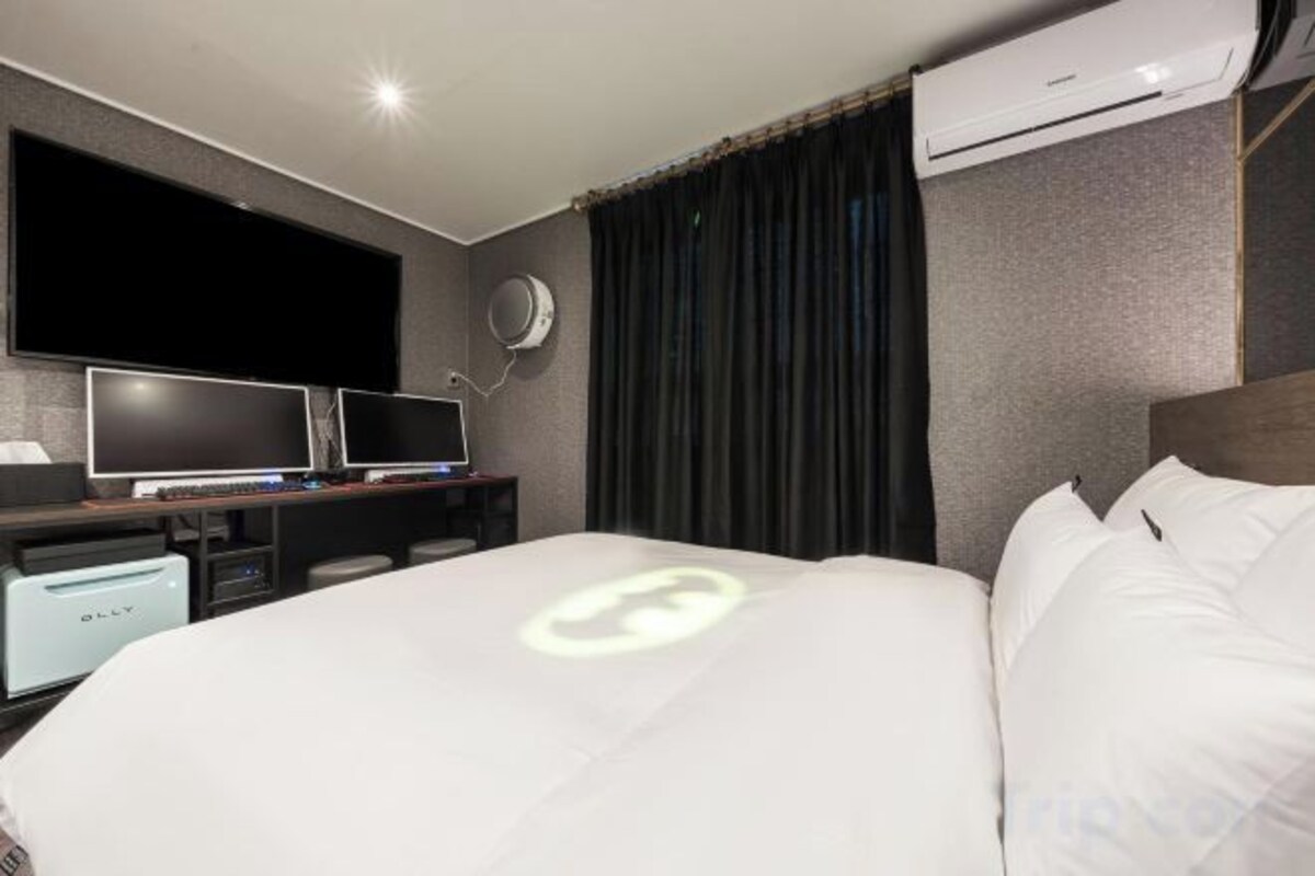 Premium 2 PC Room