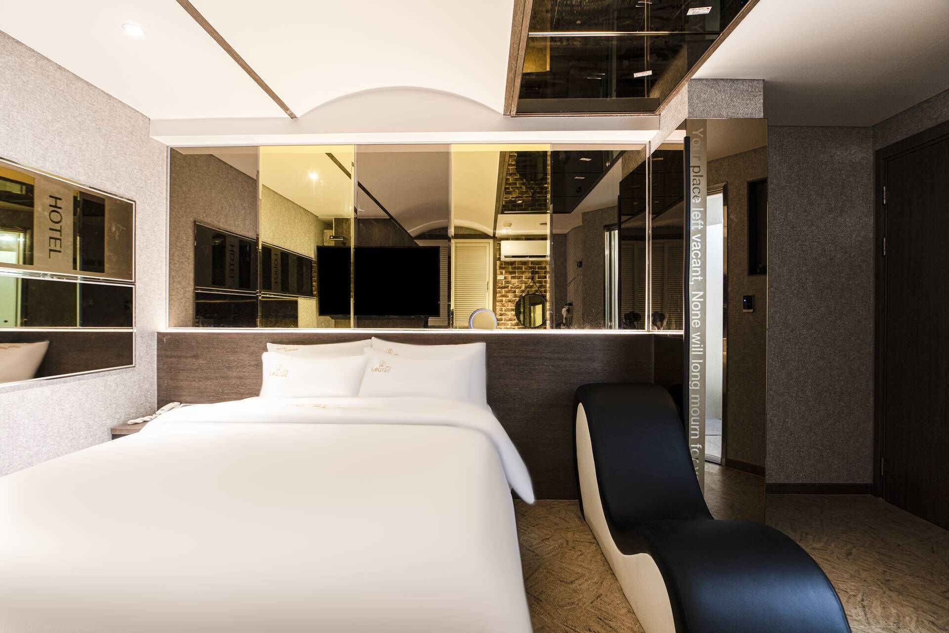 Escritorio, espacio para trabajar con laptop y wifi gratis 