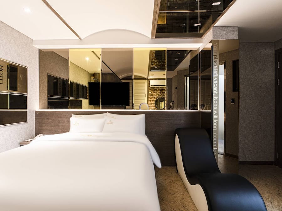 Premium Double Room | Desk, laptop workspace, free WiFi