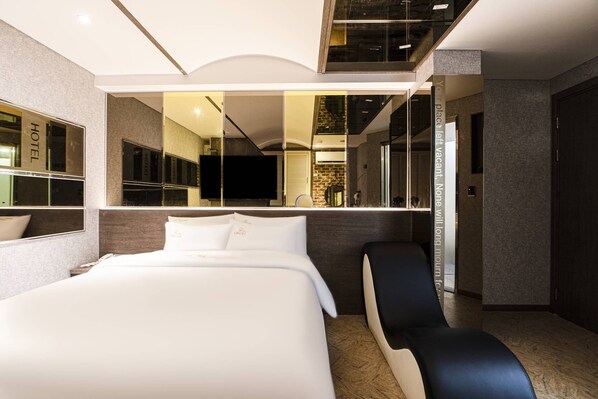 Escritorio, espacio para trabajar con laptop y wifi gratis