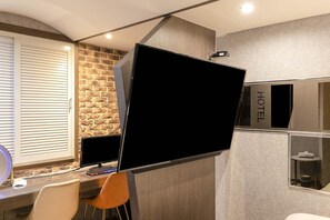 Escritorio, espacio para trabajar con laptop y wifi gratis