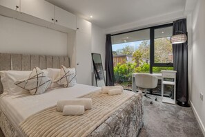 3 quartos, escrivaninha, ferros/tábuas de passar roupa, berço de viagem