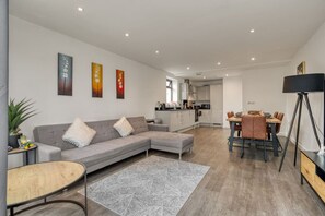 Smart TV - 3-Bed, 2-Bath Wembley Apartment with Free Parking (Greater London)