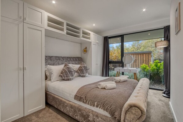 3 slaapkamers, een bureau, een strijkplank/strijkijzer, reisbedje