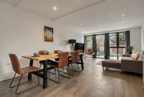 Dining - 3-Bed, 2-Bath Wembley Apartment with Free Parking (Greater London)