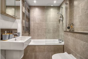 Hair dryer, towels - 3-Bed, 2-Bath Wembley Apartment with Free Parking (Greater London)