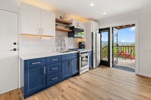 Jääkaappi, mikroaaltouuni, uuni, liesi