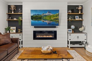 Smart-TV, peis, bøker og stereoanlegg