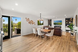 スマートテレビ、暖炉、書庫、ステレオ