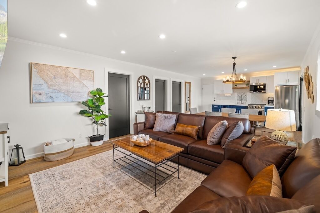 Smart-TV, peis, bøker og stereoanlegg