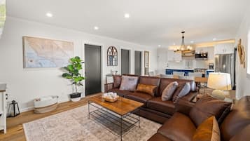 Smart-TV, peis, bøker og stereoanlegg