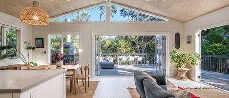 Tv, pejs, stereoanlæg, kontorer