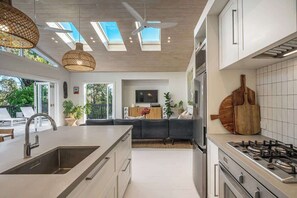 Réfrigérateur, four à micro-ondes, un four, surface de cuisson