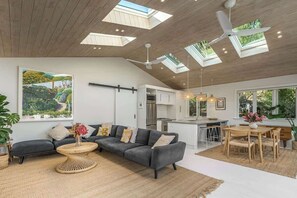 TV, fireplace, stereo, offices - Skyview Onetangi - Elevated Onetangi Retreat (Waiheke Island)