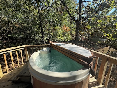 Morning Star ROMANTIC Log Cabin in the woods. Hot Tub & Wood Burning Fire Place.