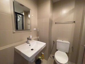 Een haardroger, handdoeken, zeep, toiletpapier