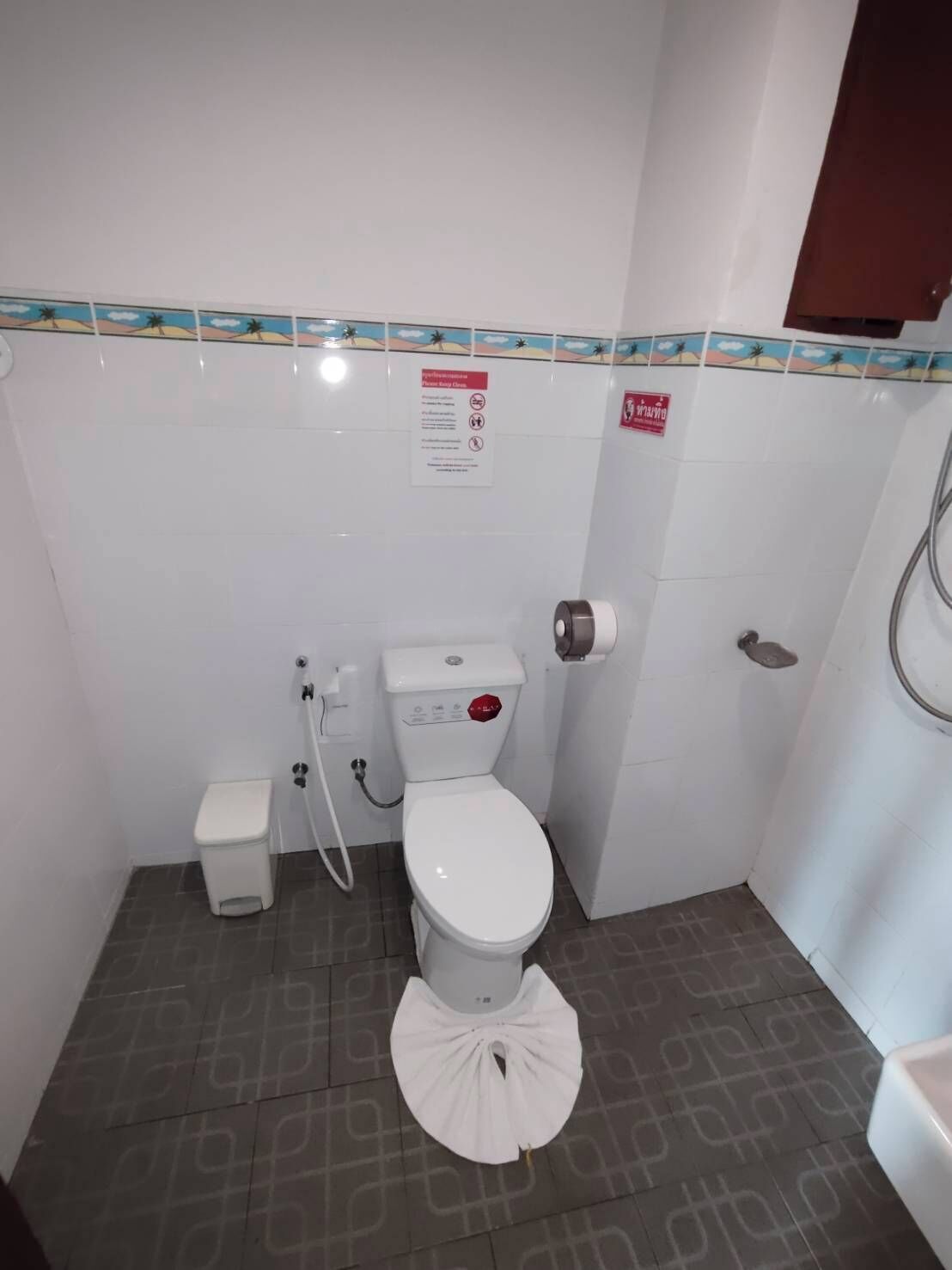 Un bany petit i net amb vàter, bidet i assecador de mans.