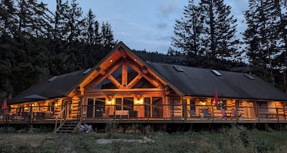 Harrison Oak Chalet/ 5 minutes to Harrison Lake, with game room & deck