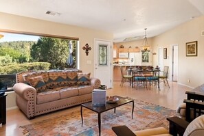 Smart TV, fireplace, books - Sedona Cathedral Magic, Walk to Oak Creek, Unmatched Red Rock Views, Private Decks (Sedona)