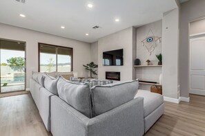 Smart TV, fireplace - Modern South Mountain Heated Pool Trails Fire Pit (Phoenix)