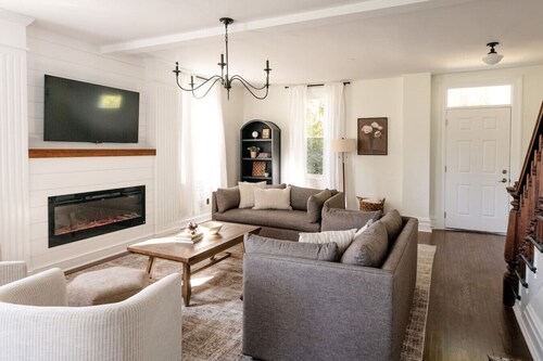 Farmhouse|HOT TUB|Fireplace|King Bed|4 Bedroom