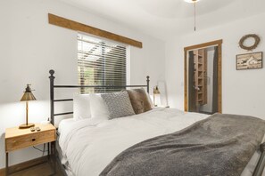 3 habitaciones, escritorio y tabla de planchar con plancha