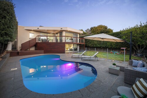 Melbourne Spacious 4-bedroom Poolside comfort for the whole family