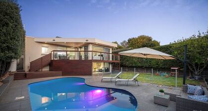 Melbourne Spacious 4-bedroom Poolside comfort for the whole family