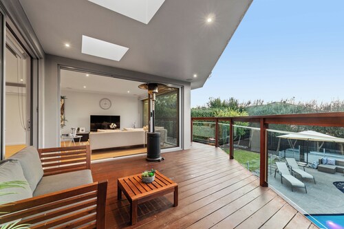 Melbourne Spacious 4-bedroom Poolside comfort for the whole family