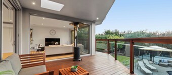 Melbourne Spacious 4-bedroom Poolside comfort for the whole family