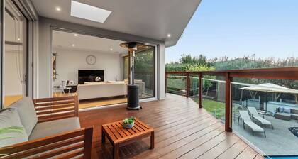 Melbourne Spacious 4-bedroom Poolside comfort for the whole family