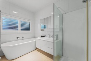 Douche, sèche-cheveux, serviettes fournies, savon