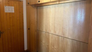 Ein Zimmer mit Holzwänden und einer großen Schiebetür.