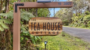 Een houten bordje voor The Tea House Cottage, met het nummer 11 3807 er boven.