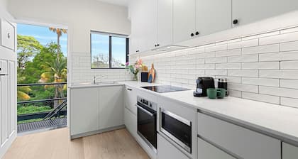 Hamilton Lodge is a set of Boutique Beautifully Renovated Apartments.