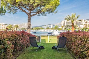 Property grounds - Garden apartment with views of Cannes Marina. (Mandelieu-la-Napoule)