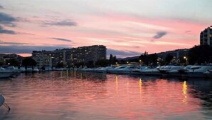 Une vue sur le front de mer, avec des bâtiments et des bateaux.