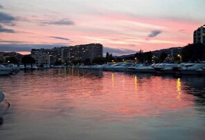 Marina - Garden apartment with views of Cannes Marina. (Mandelieu-la-Napoule)