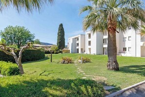 Property grounds - Cannes Marina Garden Apartment with private terrace and swimming pool (Mandelieu-la-Napoule)
