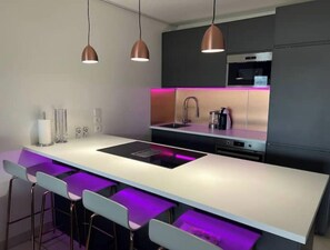 Microwave, oven, stovetop, dishwasher - Garden apartment with views of Cannes Marina. (Mandelieu-la-Napoule)