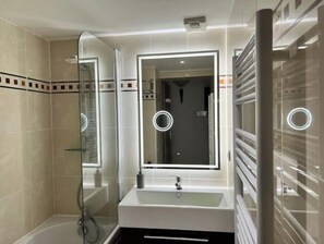 Douche, sĂšche-cheveux, serviettes fournies, savon