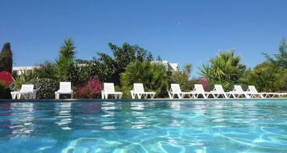 Cannes Marina Garden Apartment with private terrace and swimming pool