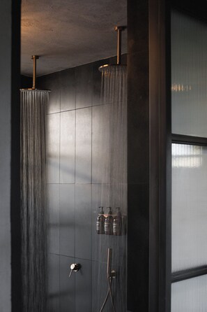 Dusche, Haartrockner, Hausschuhe, Handtücher