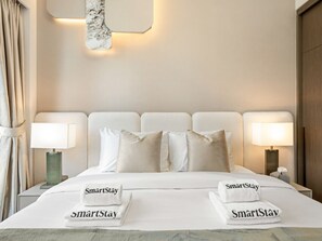 Een bureau, een strijkplank/strijkijzer, reisbedje, wifi