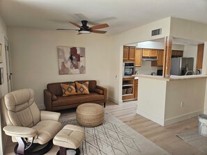 Smart-TV, Bücher, Stereoanlage