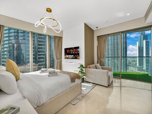 Schreibtisch, Bügeleisen/Bügelbrett, Reisekinderbett, WLAN