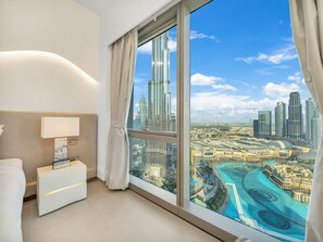 2 soverom, skrivebord, strykejern/-brett og reiseseng for barn