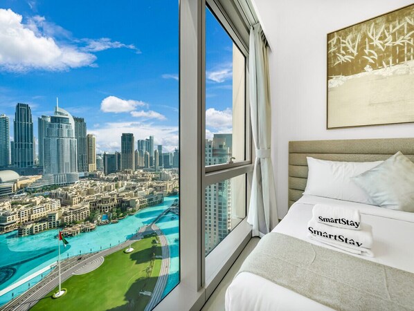 Schreibtisch, Bügeleisen/Bügelbrett, Reisekinderbett, WLAN